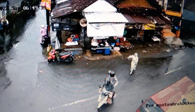 Terekam CCTV, Suami Istri Tepergok Curi Tas Berisi Uang Rp6,9 Juta di Toko Kelontong Magelang