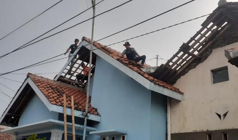 Angin Kencang Terjang Tegal, Puluhan Rumah Warga Rusak dan Pohon Tumbang