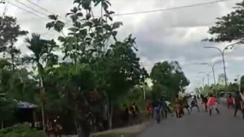 Menegangkan, Dua Kelompok di Timika Papua Saling Serang Gunakan Panah dan Parang