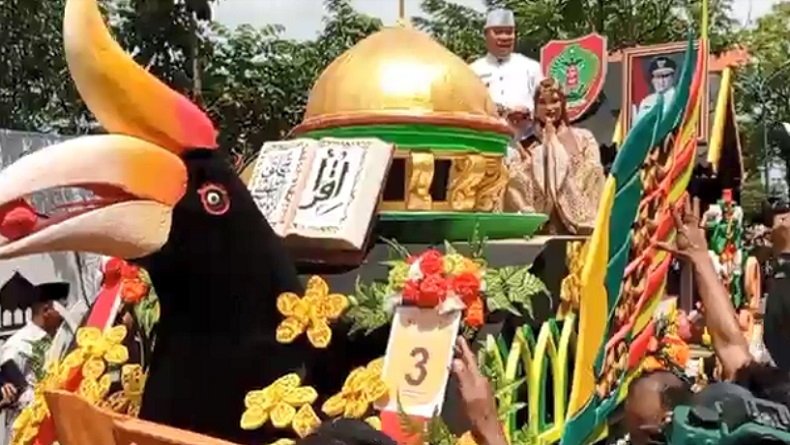 Mobil Hias Bak Burung Bersayap Ramaikan Pawai Taaruf MTQ Nasional di Kalsel