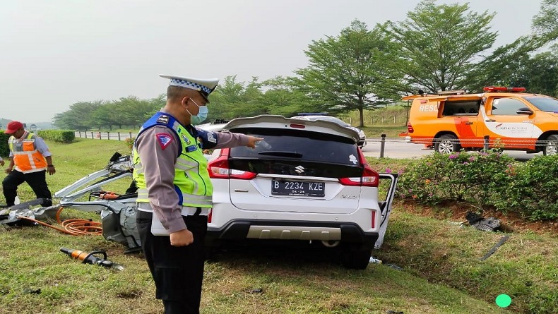 Brak, Suzuki XL7 Ringsek usai Tabrak Kontainer di Tol Cipali, 1 Tewas 2 Luka