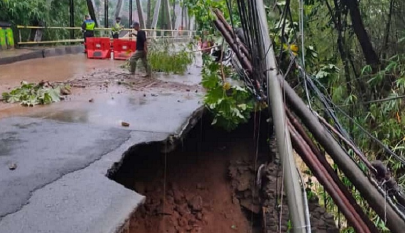 Tanah Longsor, Jalan KH TB M Falak Kota Bogor Ditutup Sementara