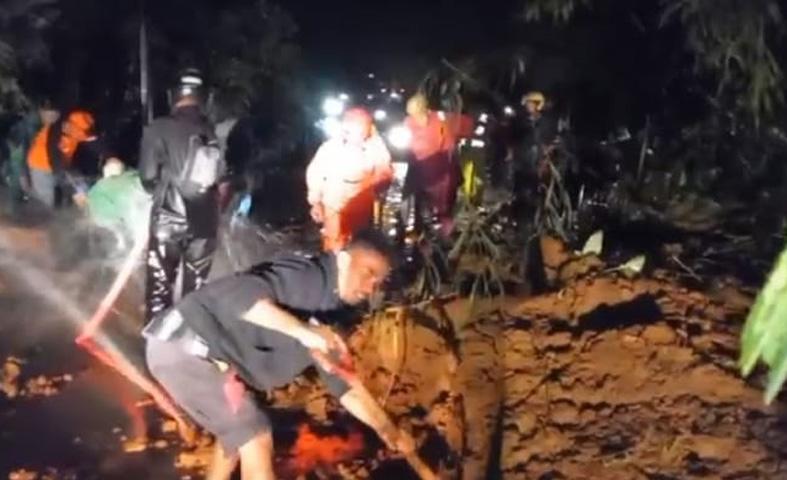 Tebing 8 Meter Longsor Tutup Akses Jalan Banjarnegara-Pekalongan, 1 Minibus Terjebak
