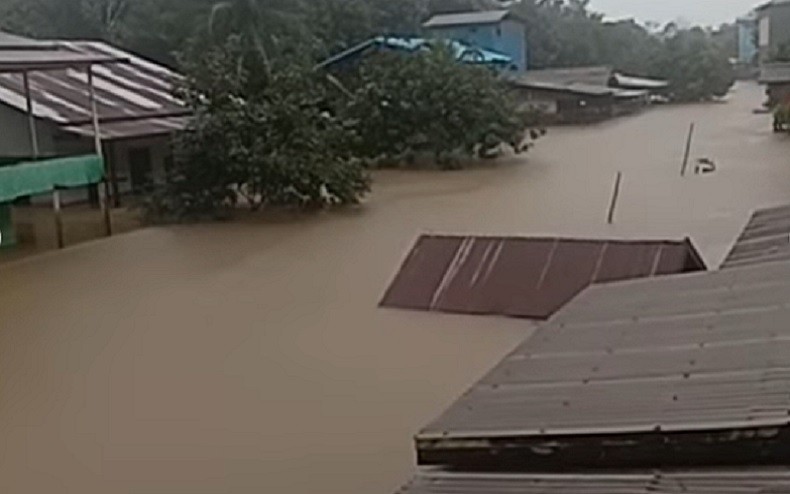 Banjir di Jelai Hulu Ketapang Nyaris Setinggi Atap Rumah, Ribuan Orang Terdampak