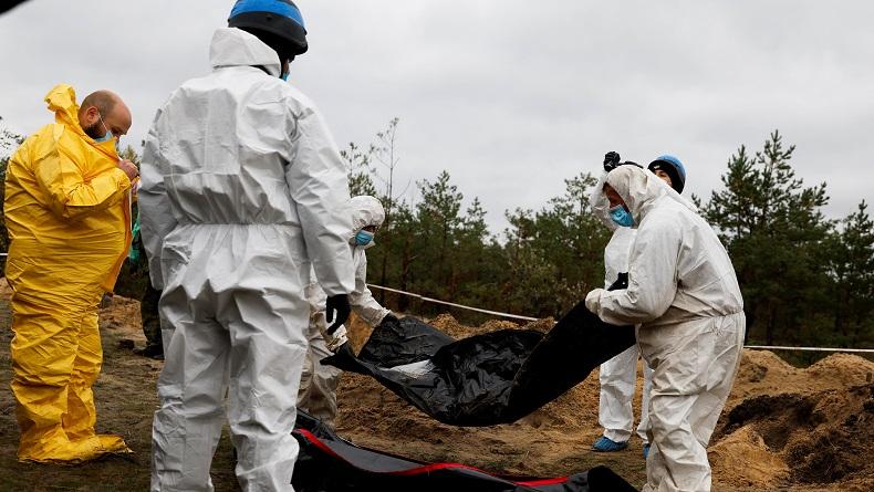 Gelar Pemeriksaan Forensik, Ukraina Gali Puluhan Makam di Lyman