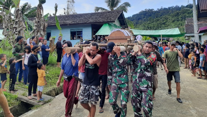 Momen Prajurit Yon Armed 5 Pancagiri Bantu Pemakaman Warga di Perbatasan Malaysia