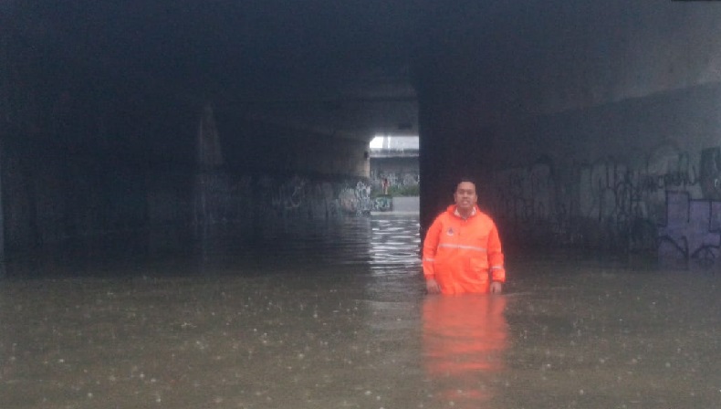 Kolong Tol Meruya Utara Banjir Hampir 1 Meter, Kendaraan Tak Bisa Lewat