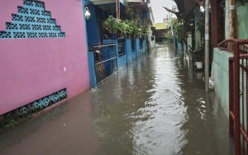 Kawasan Larangan Kota Tangerang Tergenang 50 Cm, Warga: Sekarang Hujan Sebentar Langsung Banjir