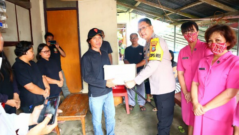 Kapolda Sulut Berikan Bantuan kepada Keluarga Korban Tanah Longsor di Rurukan Tomohon