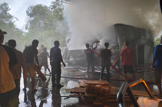 Ditinggal Buang Hajat, Gudang Produksi Kerajinan Kayu Ludes Terbakar