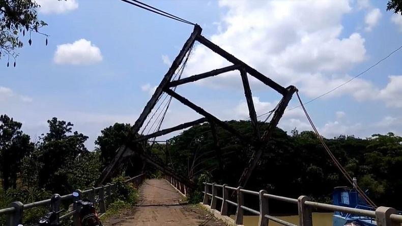 Menara dan Kawat Penyangga Jembatan di Kendal Miring, Warga Khawatir Melintas