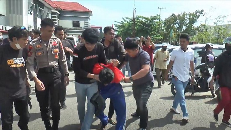 Pria di Polman Ngamuk Bawa Parang di Tengah Jalan, Warga Berlarian Ketakutan 