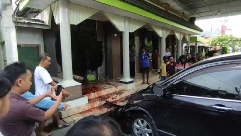 Kronologi Mobil Hantam Mushola di Lamongan, Pengemudi Terkena Serangan Jantung