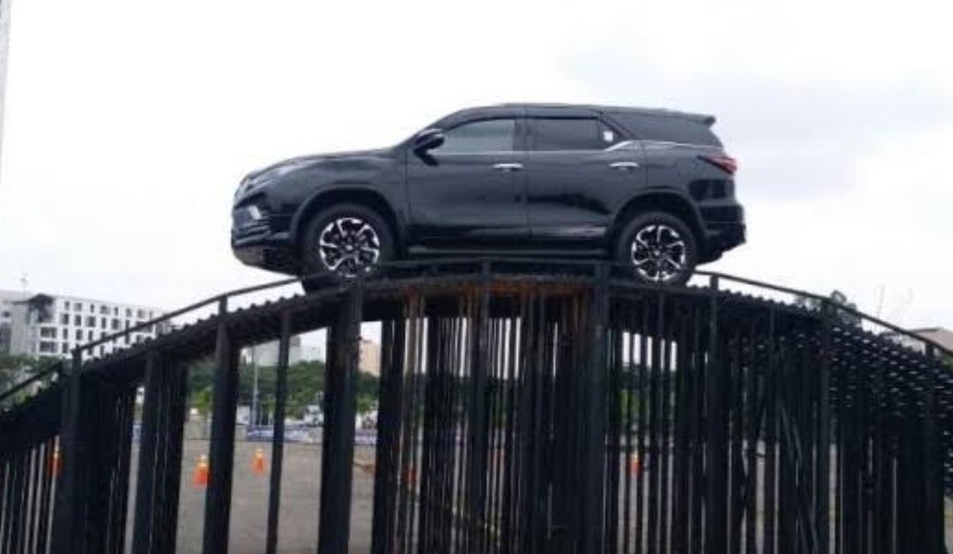 Kenapa Pengemudi Mobil SUV Cenderung Arogan? Ini Penyebabnya