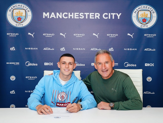 Resmi! Phil Foden Teken Kontrak Baru di Manchester City