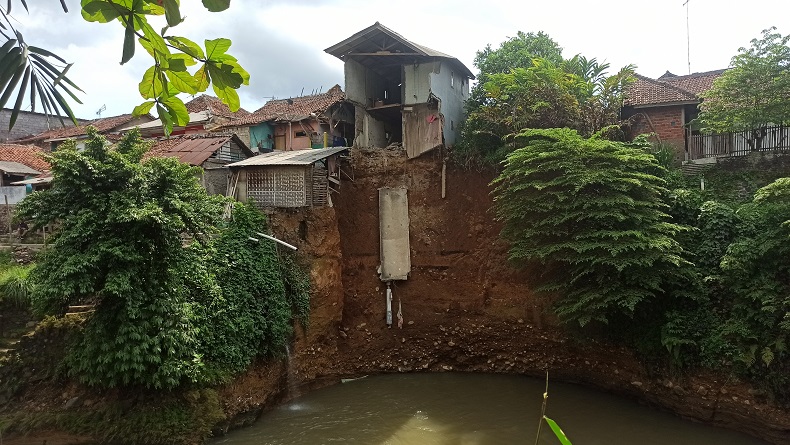 Tebing Tergerus Air Sungai Cipelang, Rumah di Lembursitu Sukabumi Ambruk