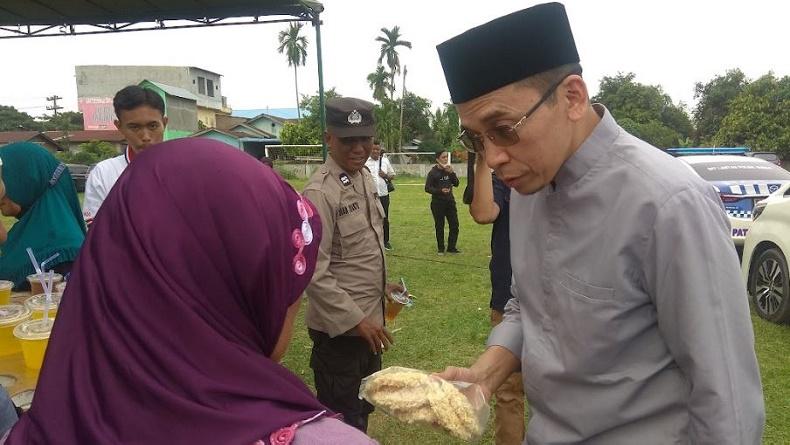 Momen TGB Beli Dagangan Pedagang usai Isi Tausyiah Maulid Nabi di Deliserdang