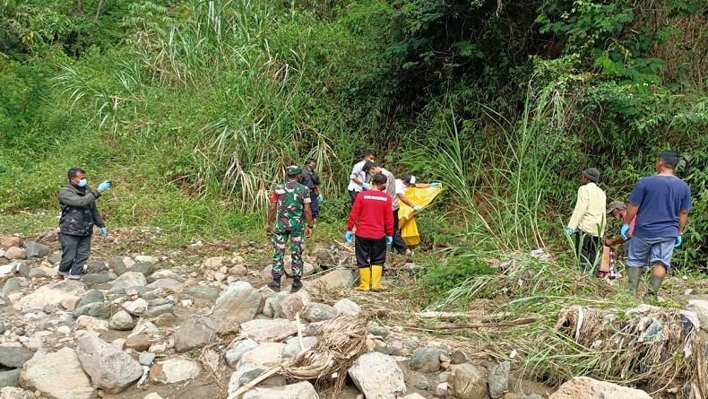 Mayat Membusuk Tergantung di Pohon Petai, Warga Cibanteng Cianjur Geger