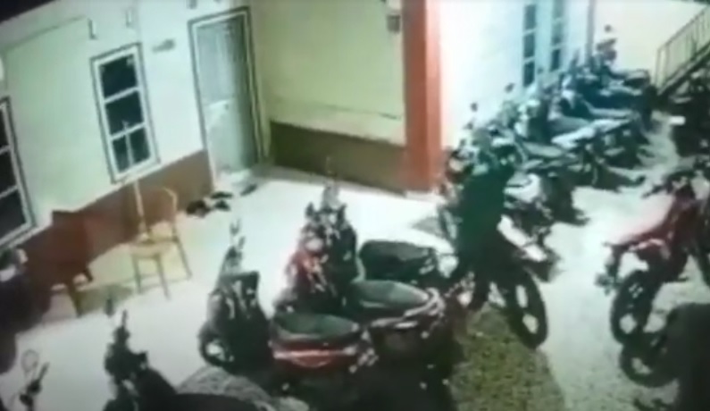 Aksi Pencurian Motor di Rumah Kos Makassar Terekam CCTV, Pelaku Diduga 3 Orang
