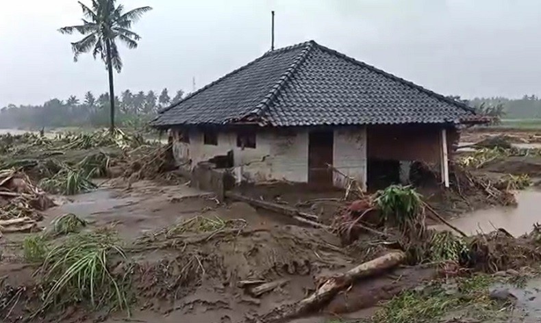 Sekeluarga di Karangasem Bali Diterjang Banjir, Kakak Tewas Adik Hilang