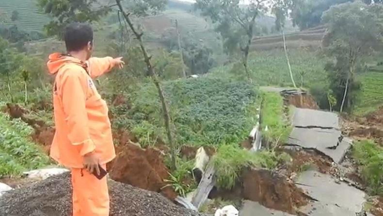 Diguyur Hujan 12 Jam, Jalan Penghubung Antardesa di Banjarnegara Longsor