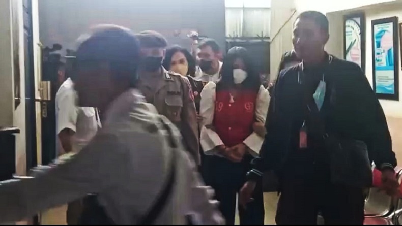 Penampakan Putri Candrawathi di PN Jaksel, Pakai Rompi Tahanan