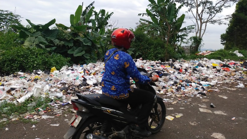 TPS Liar Muncul di Kompleks Kantor Bupati Bandung Barat, Warga: Bau Banget 
