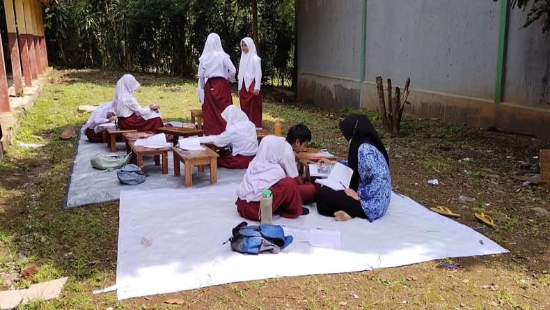  Ruang Kelas Rusak, Siswa SDN Majasari III Cibiuk Garut Belajar Beralaskan Terpal