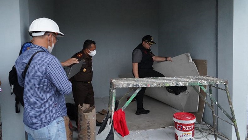 Waduh, Bupati Kediri Tendang Material Plafon saat Sidak Proyek Pasar Wates, Kenapa?