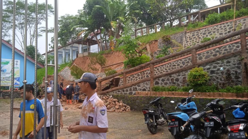 Hujan Deras, Tembok Penahan Tanah SMA 1 Sukajaya Bogor Ambruk