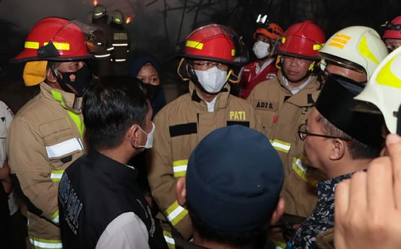 Potret Pj Gubernur DKI Masuk Lokasi Kebakaran Islamic Center Pakai Baju Tahan Api