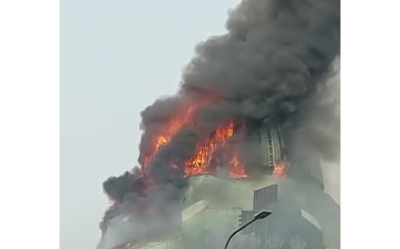 Penampakan Kubah Masjid Jakarta Islamic Center Terbakar, Pemadaman Masih Berlangsung