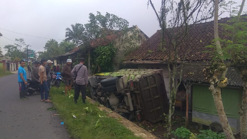 Truk Terguling Nyaris Timpa Rumah di Sukaratu Tasikmalaya, Sopir Diduga Ngantuk