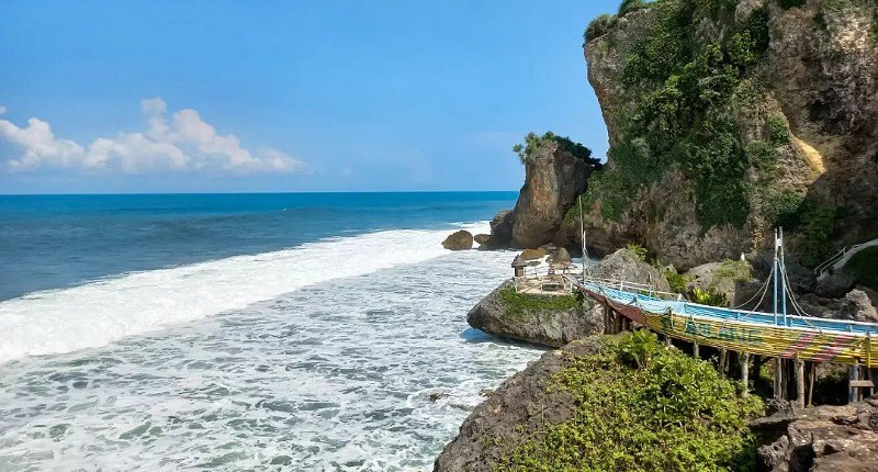 Pesona Pantai Ngobaran Yogyakarta, Ada Pemandangan Unik saat Air Laut Surut hingga Suasana Bali