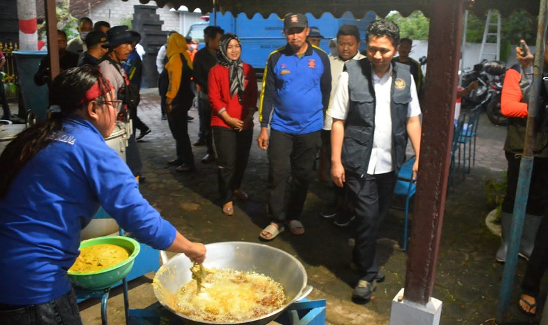 Tinjau Banjir Trenggalek, Wagub Emil Pastikan Penanganan Korban Berjalan Baik 