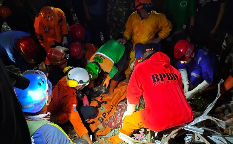  Dramatis, Begini Detik-detik Evakuasi Korban Tertimbun Tebing Longsor di Banjarnegara