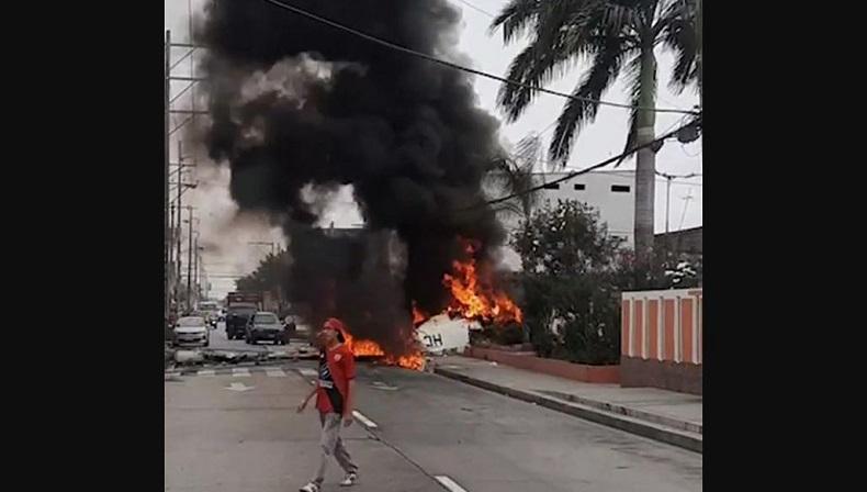 Pesawat Kecil Jatuh di dekat Taman Kota, Saksi: Pilot Cari Tempat Teraman untuk Mendarat