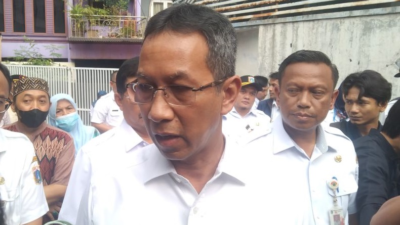 Heru Budi Hela Napas saat Ditanya Sanksi ke Gibran soal Bagi-bagi Susu di CFD