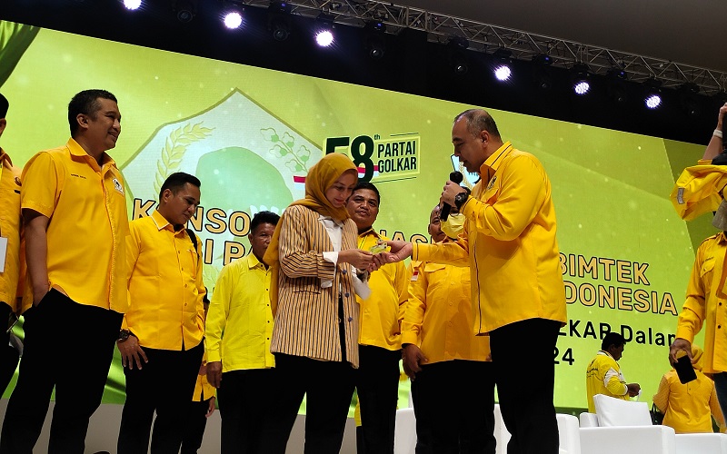 Terima KTA dan Jaket Golkar, Wanda Hamidah Resmi Tinggalkan Nasdem