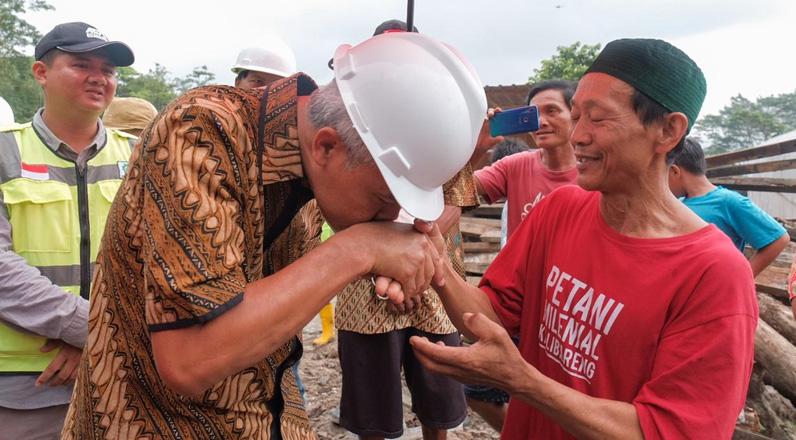  Momen Ganjar Cium Tangan Petani saat Tinjau Pembangunan Embung di Kendal