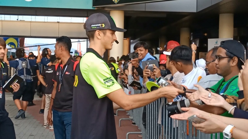 Meriah! Quartararo, Bagnaia hingga Bezzecchi Sapa Langsung Fans MotoGP di Sirkuit Sepang