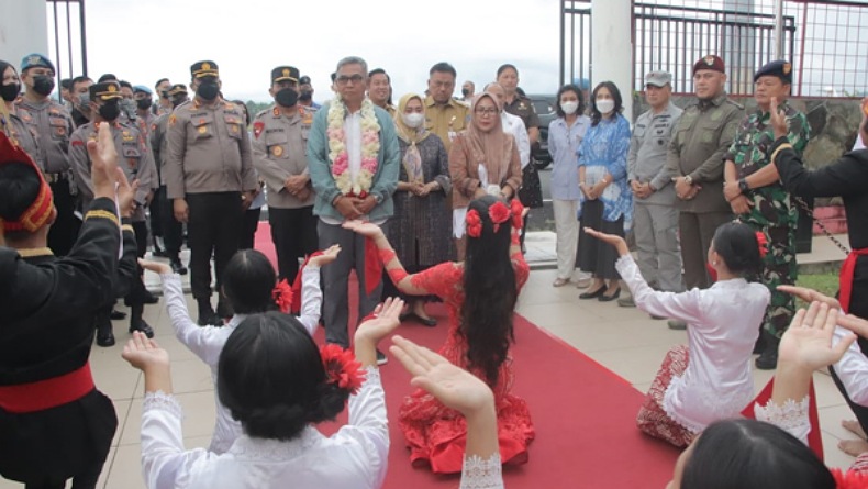 Kapolda Sulut Irjen Setyo Budiyanto Tiba di Manado, Disambut Tarian Tradisional