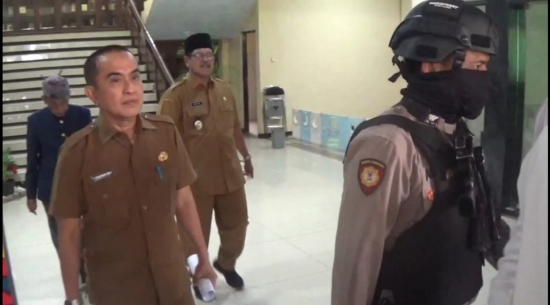 4 Jam Geledah Ruang Kerja Bupati hingga Sekda Bangkalan, KPK Bawa Berkas 3 Koper