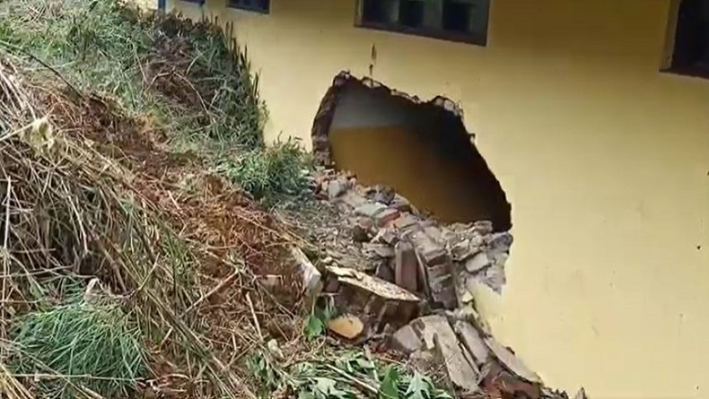 Longsor Terjang Bangunan SD di Temanggung, 2 Ruang Kelas Rusak