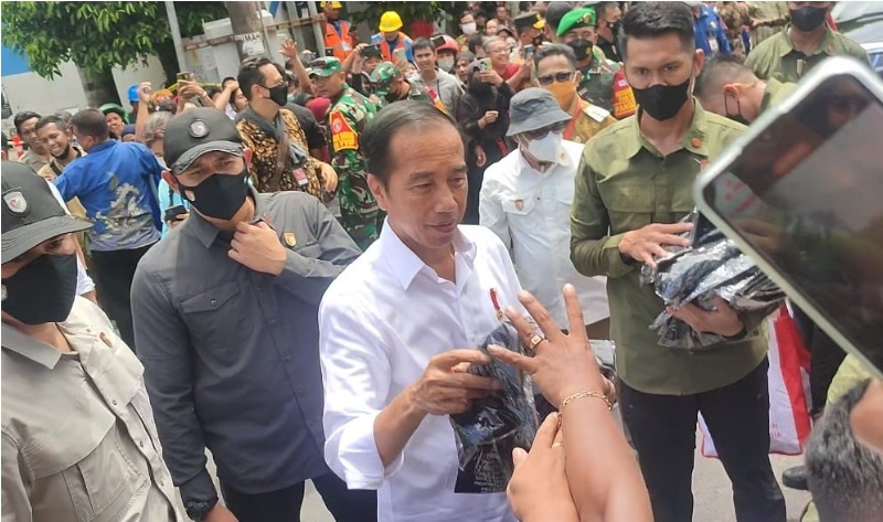 Jokowi Bagikan BLT kepada Pedagang dan Warga di Pasar Klandasan Balikpapan