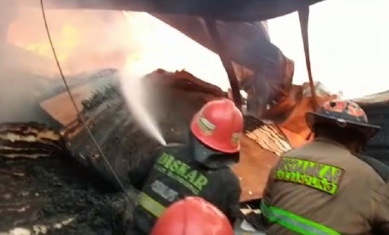 Pabrik Tripleks di Bandung Hangus Terbakar, 10 Jam Api Belum Padam