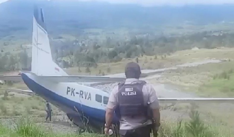 Pesawat Kargo Tergelincir di Bandara Aminggaru Puncak Papua