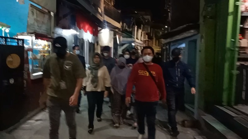 Polisi Bawa Orang Tua Perempuan Bercadar yang Todong Paspampres