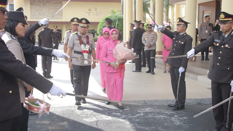 Penuh Haru, Tradisi Pedang Pora Iringi Perpisahan Irjen Mulyatno di Polda Sulut