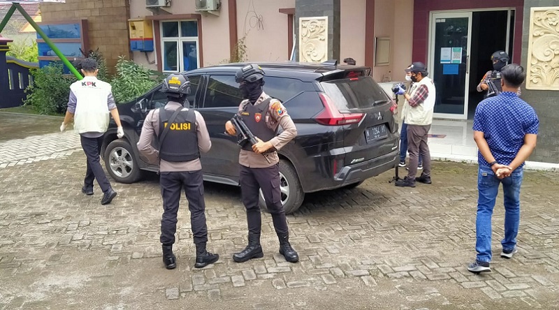 Baru Tiba, Mobil Kadis DPMD Bangkalan Langsung Digeledah Penyidik KPK 